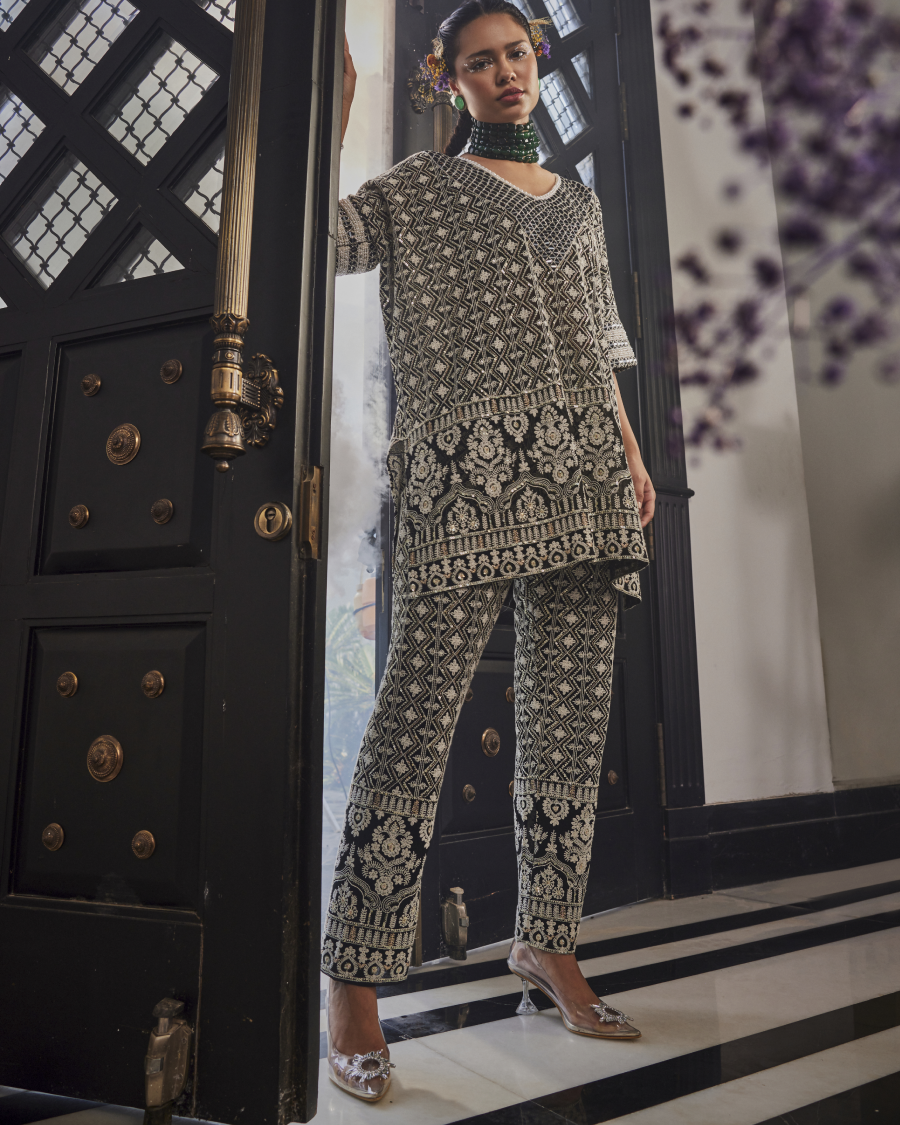 Leila Relaxed Fit Tunic with V-neck Mirror and Narrow Pants in Black