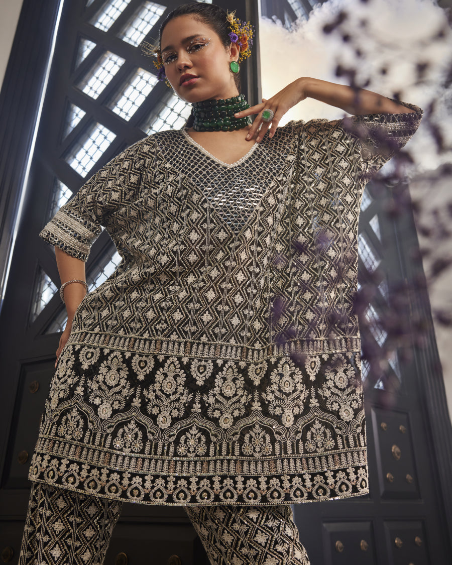 Leila Relaxed Fit Tunic with V-neck Mirror and Narrow Pants in Black