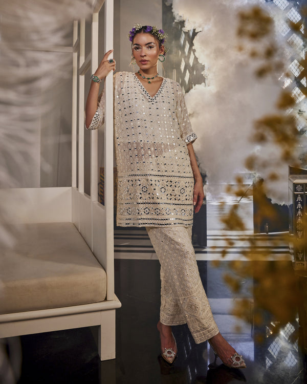 Leila Relaxed Fit Tunic with Stardust Mirror and Narrow Pants in Ivory
